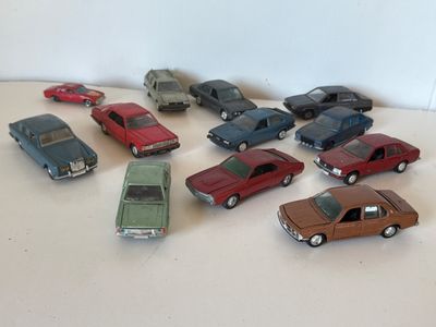 un grand nombre de petites voitures posées sur une table