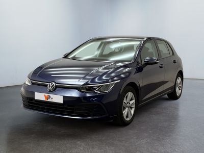 Une Volkswagen e-Golf bleue est garée dans une grande pièce
