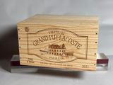 une boîte en bois sur laquelle est apposée une étiquette