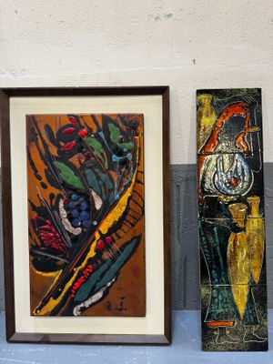 trois tableaux posés côte à côte sur une étagère