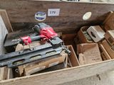 une boîte contenant tout un tas d'outils