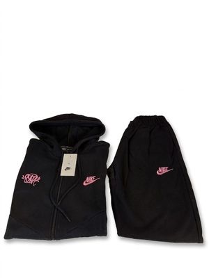 un sweat à capuche noir et un pantalon de survêtement avec un logo Nike rose