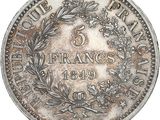 un gros plan d'une pièce de monnaie ornée d'une couronne
