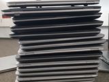 plusieurs ordinateurs portables empilés les uns sur les autres dans une pièce