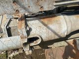 a rusted machine that is sitting on the ground