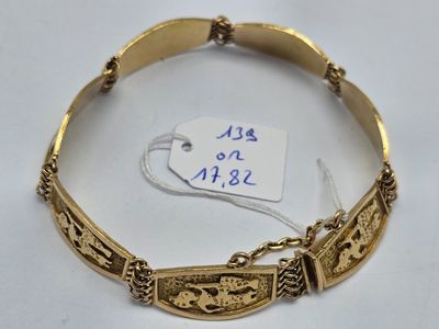 Gros plan sur un bracelet en or portant une étiquette