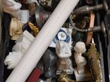 une boîte noire remplie d'objets divers posée sur une table
