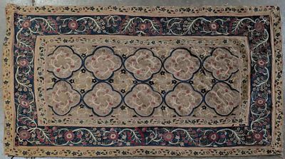 Elément de tapisserie à décor de fleurs. - Photo 1