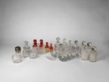 un grand nombre d'objets en verre posés sur une table