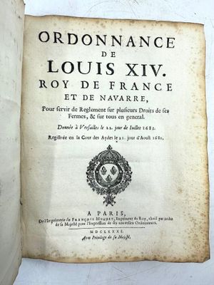 un vieux livre sur lequel figure l'image en noir et blanc d'un phoque