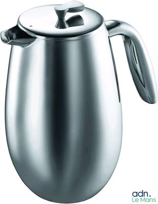 une cafetière en argent avec un couvercle, sur fond blanc
