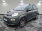 La petite voiture verte est garée sur un sol en carrelage à damier.