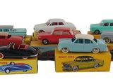tout un tas de petites voitures qui traînent dans une boîte
