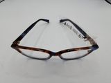 une paire de lunettes de lecture posée sur une surface blanche, avec une autre paire de lunettes en arrière-plan