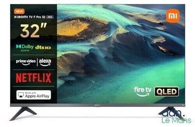 un gros plan sur un téléviseur dont l'écran affiche l'image d'une plage
