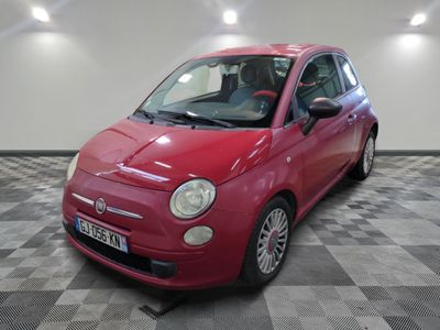 la photo d'une petite voiture rouge garée dans un garage