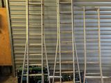 quatre échelles appuyées contre la porte d'un garage