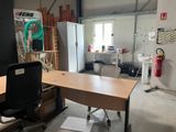 une pièce avec un bureau et une chaise