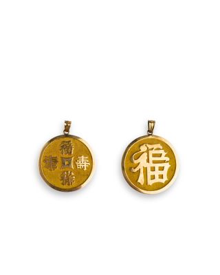 deux pendentifs en or ornés de caractères chinois sur fond blanc