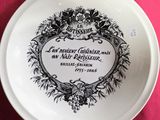 une assiette blanche ornée d'un motif en noir et blanc