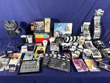 une table sur laquelle sont exposés des films et des DVD