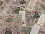une pile de vieux billets posée sur une table