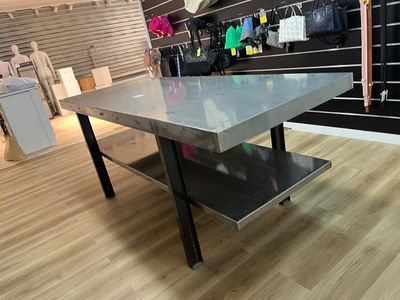 une table avec un plateau en verre dans un magasin