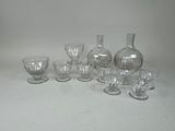 beaucoup de vases et de verres sur la table