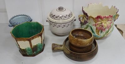 de nombreux types de vases et de bols sur la table