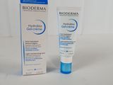 un gros plan d'un tube de crème à côté d'une boîte de crème