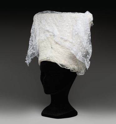 un gros plan sur la tête d'un mannequin recouverte d'un voile