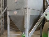 une machine qui se trouve à l'intérieur d'un bâtiment