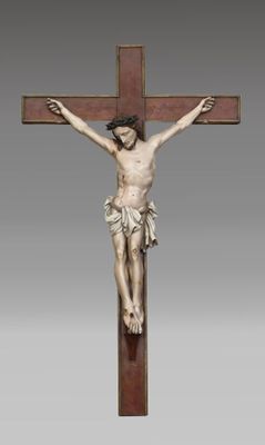 Christ en croix en bois sculpté et laqué polychrome. Le Chri…