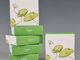 trois boîtes de savon empilées les unes sur les autres sur une table