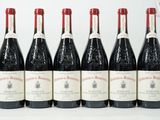 six bouteilles de vin sont alignées dans une rangée