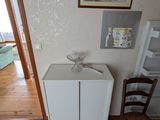 une petite armoire blanche dans un coin de la pièce
