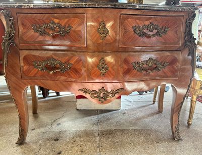 Commode de style Louis XV en bois et placage de bois, ouvran… - Photo 1