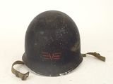 un casque noir avec une inscription rouge, posé sur une surface blanche