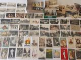 beaucoup de vieilles cartes postales sur la table