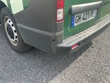 une camionnette verte garée sur le bord de la route