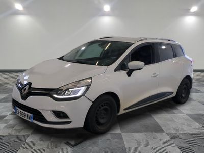 la voiture blanche est garée sur un sol en damier dans le garage
