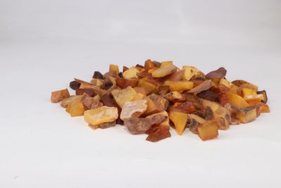 un tas de nourriture posé sur une surface blanche