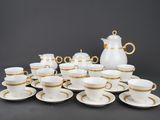 beaucoup de tasses et de soucoupes posées sur la table