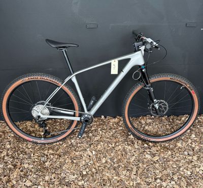 un vélo garé contre un mur