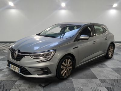 une voiture argentée garée dans une pièce au sol en damier