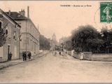 une vieille carte postale représentant une rue où des gens marchent