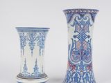 deux vases posés côte à côte sur une surface blanche