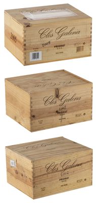 trois caisses à vin en bois ornées d'étiquettes sur fond blanc