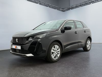 un SUV noir garé dans un garage aux murs blancs