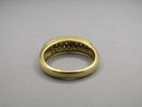 une bague en or jaune avec un diamant serti au centre